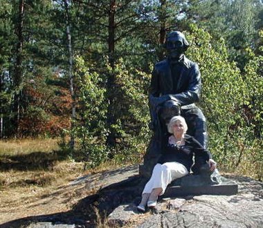 Tuovi Koivunen ja Elias Lönnrot -patsas